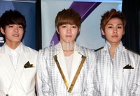 Peniel, Changsub, dan Ilhoon tampak ganteng dengan jas putih dipadu aksesoris emas dan perak. Annisa Steviani/detikHot.