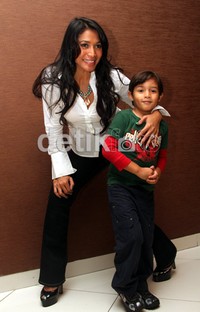 Anne dan anak kesayangannya berpose saat menghadiri pers screening Mama Minta Pulsa di FX Plaza, Jakarta, Rabu (20/6/2012). Gus Mun/detikHOT.