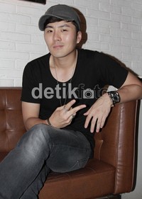 Eru hadir dengan pakaian santai, kaos dan topi. Herianto Batubara/detikHOT.