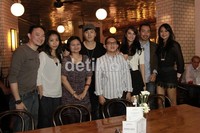 Eru berpose dengan sebagian pemeran film Hello Goodbye. Herianto Batubara/detikHOT.