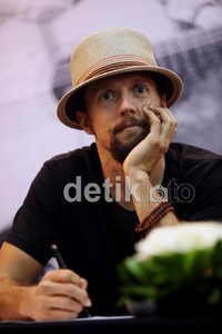 Hal itu diungkapkan oleh Jason Mraz sendiri saat konferensi pers di Hotel Ritz Carlton, Mega Kuningan, Jakarta, Rabu (20/6) malam.