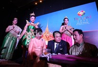 Mr Thanatip Upatising (kedua dari kanan) membuka acara Thai Night Party.
