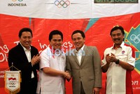 PT Adaro dan Chief De Mission (CDM) Indonesia menandatangani kerjasama sebagai bentuk dukungan kepada kontingen Indonesia di Olimpiade London 2012.