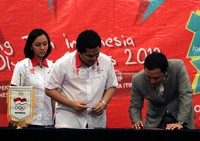 CDM Indonesia Erick Tohir (tengah) dan Dirut PT Adaro Garibaldi Thohir (kanan) menandatangani kerjasama dukungan persiapan dan keberangkatan kontingen Indonesia ke Olimpiade London, Inggris.