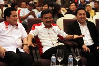 Menegpora Andi Mallarangeng (tengah), turut menyaksikan penandatanganan kerjasama Adaro dengan CDM Indonesia dalam mendukung persiapan kontingen Indonesia ke Olimpiade 2012 London.
