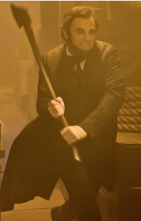 Dalam cerita di novel, Abraham digambarkan memiliki identitas rahasia sebagai pemburu vampir. Pool/20th Century Fox