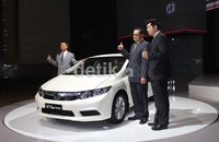 All New Honda Civic dipasarkan dengan harga Rp. 341 juta untuk tipe 1.8 liter transmisi manual, Rp. 354 juta untuk tipe 1.8 liter transmisi otomatis dan Rp. 406 juta untuk tipe 2.0 liter transmisi otomatis. Ikhsan/detikOto.
