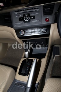 Performa responsif sekaligus efisien pada All New Honda Civic didukung juga oleh transmisi otomatis 5 percepatan (5AT) yang dilengkapi berbagai teknologi terdepan,  seperti Grade Logic Control dan Shift Hold Control. Ikhsan/detikOto.