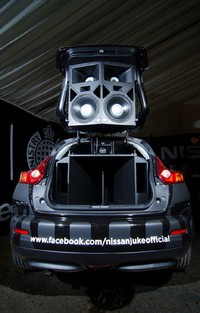 Hebatnya, sistem suara sebesar itu ternyata mampu masuk ke dalam tubuh standar sebuah Nissan Juke dengan hanya membuat kabinet untuk memasukkan dua sub woofer berukuran 18 inchi dan Mid Hi. (dok NIssan)