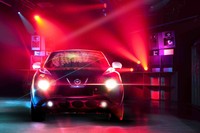 Dan dengan pencahayaan yang mengagumkan, mobil yang sudah dilengkapi dengan DJ booth ini pun jadi arena sempurna untuk berpesta. (dok Nissan)