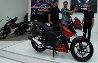 Agus menerima penghargaan dari R. Anandakrishnan selaku Presiden Direktur PT TVS Motor Company Indonesia. (dok TVS)