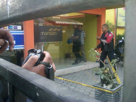 Perampok Bersenpi Gondol ATM BCA di Medan