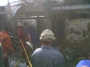 21 Armada Padamkan Kebakaran 6 Rumah Pemulung di Sawah Besar