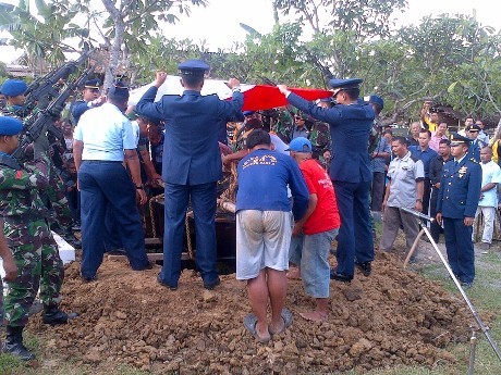 Tembakan Salvo Iringi Pemakaman Lettu Paulus Adi, Tangis Keluarga Pecah 