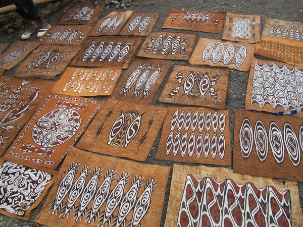 Kampung Asey Sentra Kerajinan  Lukisan Kulit Kayu  Khas Papua 