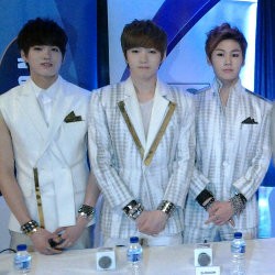 BtoB Senang Berolahraga di Pinggir Sungai