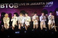 BtoB menyapa dan memperkenalkan diri dengan bahasa Indonesia. Annisa Steviani/detikHOT.