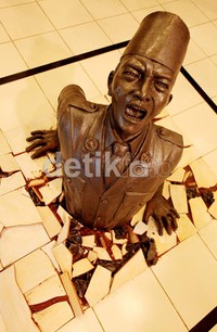 Karya instalasi Sumarwan yang cukup menarik pengunjung pameran. Terlihat hidup dan menggugah emosi.