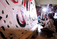 Puan Maharani saat membuka pameran. Sejumlah tokoh politik nasional turut hadir dalam pembukaan pameran itu, di antaranya Menteri Koperasi dan UKM Syarifuddin Hasan, Calon Dubes Italia August Parengkuan, dan Pengamat Politik Sukardi Rinakit.