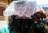 Peti jenazah ibu Martina (70thn) diangkat oleh prajurit anggota Pasukan Khas TNI AU dari ambulance menuju rumah duka. (Muhammad Nur Abdurrachman/detikcom)