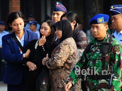 Isak Tangis Keluarga Korban Fokker 27 TNI AU