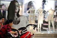 Midnight Shooping juga digelar hingga tengah malam oleh mal City Jakarta, dengan memberikan potongan harga fantastis dan paket penawaran istimewa lainnya.