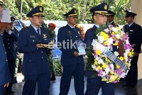 Jenazah Mayor (pnb) Heri Setiawan, pilot pesawat Fokker 27 adalah warga Dusun Kemiri Desa Margosari Kecamatan Pengasih, Kulonprogo dimakamkan di tanah kelahirannya di TMP Giripeni. Bagus Kurniawan/detikcom.