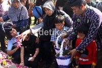 Keluarga besar Mayor Heri Setiawan melakukan tabur bunga setelah pemakaman secara kemiliteran selesai dilakukan. Bagus Kurniawan/detikcom.