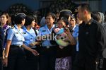Isak Tangis Keluarga Korban Fokker 27 TNI AU