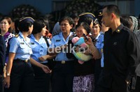 Mereka pun tak kuasa menahan tangis. Agung Pambudhy/detikcom.