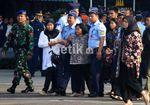 Isak Tangis Keluarga Korban Fokker 27 TNI AU