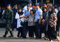 Sebelumnya pesawat Fokker-27 milik TNI AU jatuh di Kompleks Rajawali, Jalan Branjangan, Halim, Jakarta Timur, pukul 14.45 WIB. Jatuhnya pesawat itu bernomor register A 2708 buatan tahun 1977 menewaskan 11 orang. Agung Pambudhy/detikcom.