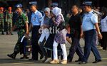 Isak Tangis Keluarga Korban Fokker 27 TNI AU