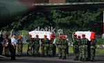 Isak Tangis Keluarga Korban Fokker 27 TNI AU