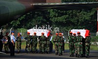Jenazah korban Fokker diangkut dengan pesawat Hercules. Agung Pambudhy/detikcom.