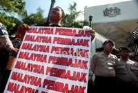 Pendemo dari ormas Pemuda Pancasila ini membawa spanduk yang mengecam niat Malaysia mengklaim tari Tor-tor.