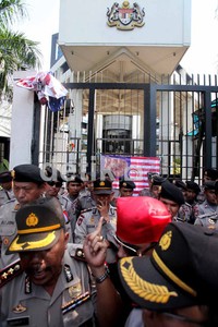 Aksi ini merupakan kali kesekian setelah sebelumnya demontrasi serupa dilakukan oleh kelompok yang berbeda.