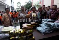 Kabid Humas Polda Metro Jaya Kombes Pol Rikwanto menunjukkan barang bukti narkoba di halaman Dirnarkoba Polda Metro Jaya, Jakarta, Jumat (22/6/2012).