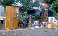 Barang-barang tersebut di antaranya adalah lemari pakaian, meja rias, pendingin ruangan, ranjang, kasur, mesin cuci, kompor dan berbagai barang rumah tangga lainnya. Mega Putra Ratya/detikcom.