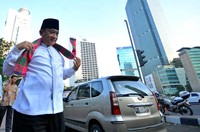 Hendardji Soepandji melakukan sosialisasi dengan mengenakan pakaian khas Betawi. (dok Hendardji).