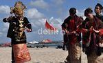 Warga Batak Pamer Tari Tor-tor di Pantai Kuta