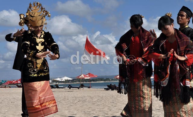 Turklar xotinni sikishdi