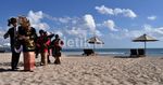 Warga Batak Pamer Tari Tor-tor di Pantai Kuta