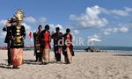 Warga Batak Pamer Tari Tor-tor di Pantai Kuta