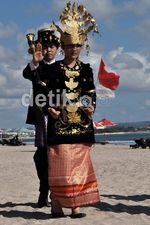 Warga Batak Pamer Tari Tor-tor di Pantai Kuta