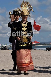 Dua penari memamerkan keindahan tari Tor-tor Mandailing di Pantai Kuta. Gede Suardana/detikcom.