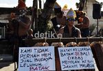 Warga Batak Pamer Tari Tor-tor di Pantai Kuta