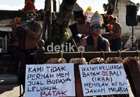 Warga Batak memainkan alat musik mengiringi penari. Gede Suardana/detikcom.