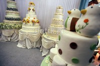 Kue pernikahan raksasa, tertata rapi di salah satu stand kue pernikahan.