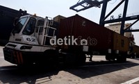 Suasana bongkar muat peti kemas di Terminal Peti kemas, Koja, Tanjung Priok, Jakarta, Jumat (22/6).
